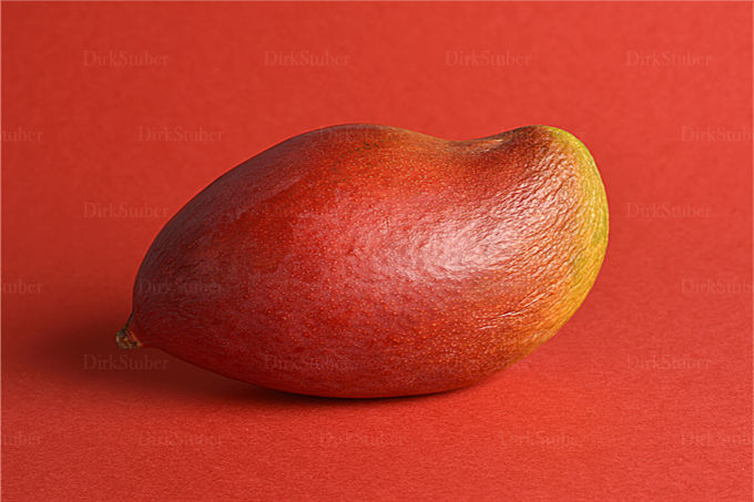 Mango auf rotem Fond
