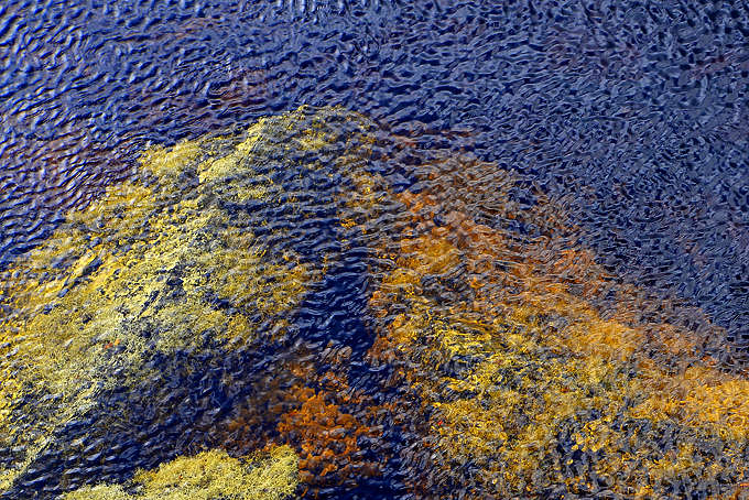 Rippel auf der Wasseroberfläche Fluss im Rondane Nationalpark