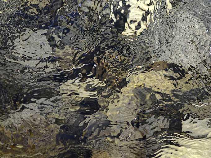 Steine im Fluss im Rondane Nationalpark