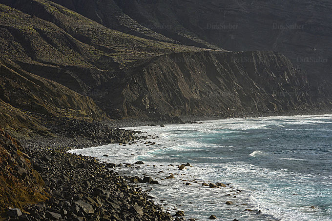 Brandung in Arguamul auf La Gomera