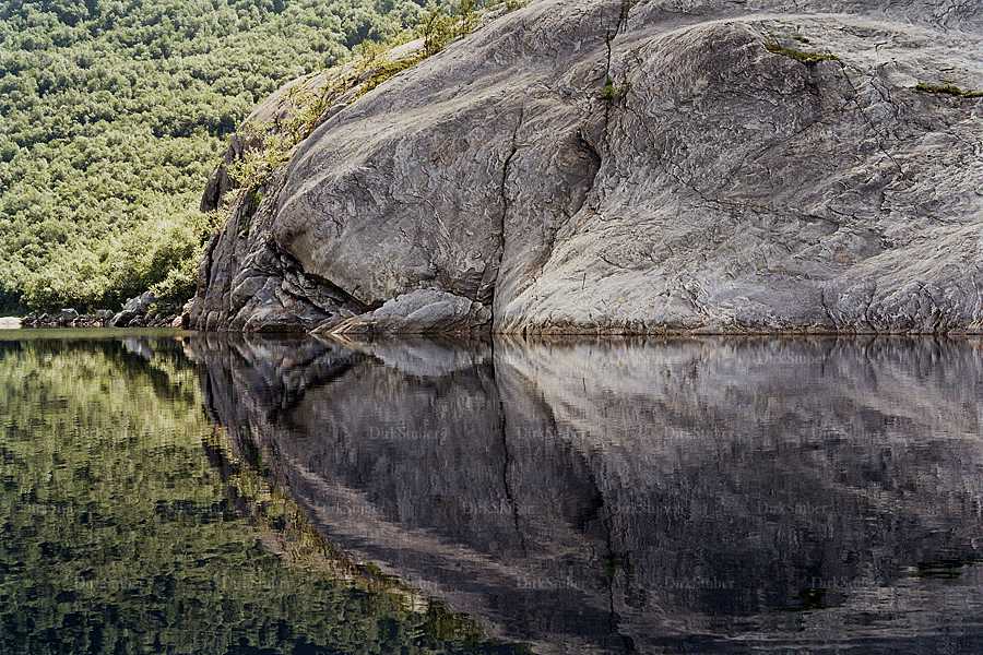 Felsen mit Wasserspiegelung