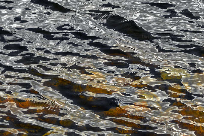 Wellen mit Blick auf den Ufergrund