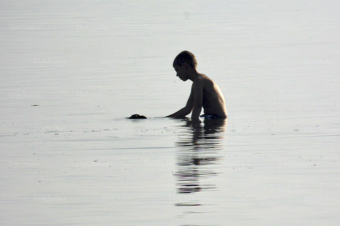 Junge im Meer