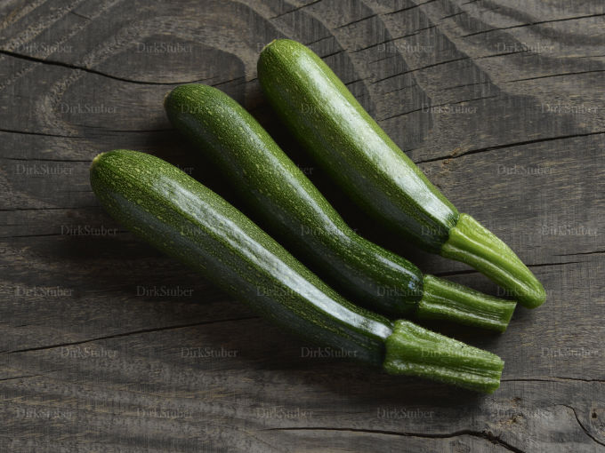 Zucchini auf Holz