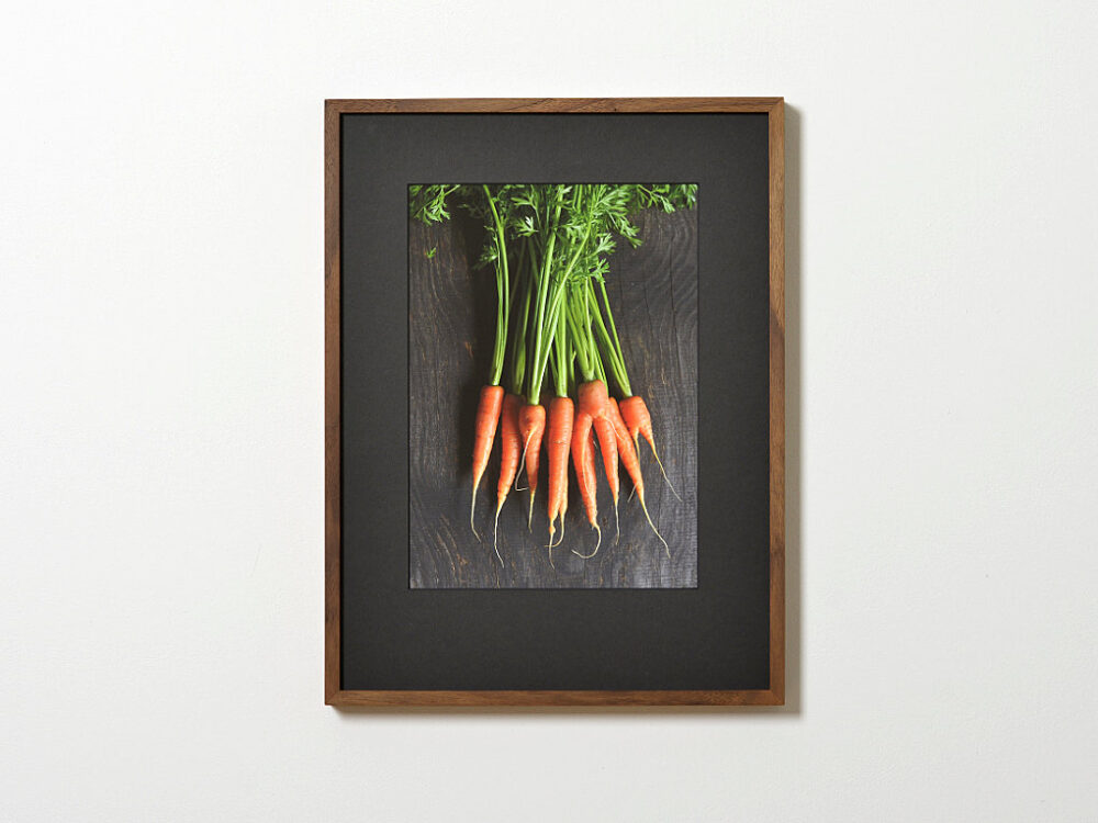 Bund Möhren im Rahmen aus Walnussholz