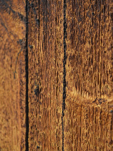 verwittertes Holz ein alten Holzkirche in Norwegen