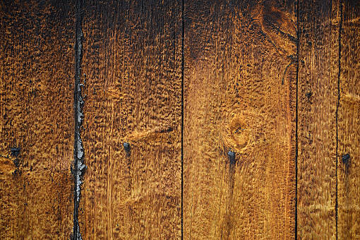 verwittertes Holz ein alten Holzkirche in Norwegen