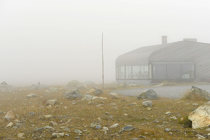 Fjellstation im Nebel