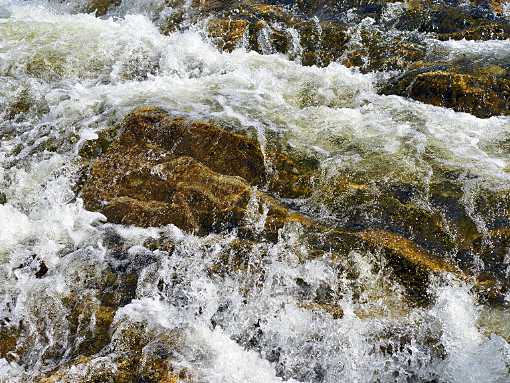 Stromschnelle Detailaufnahme roter Fels