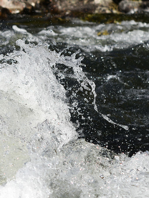 Momentaufnahmen eines Wasserschwalls in einer Stromschnelle