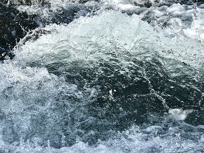 Momentaufnahme Wasserschwall