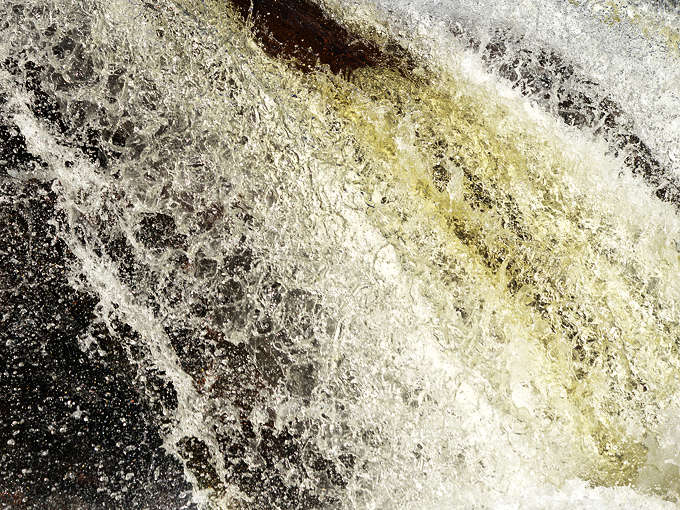 Wasserfall – Nahaufnahme einer Stufe