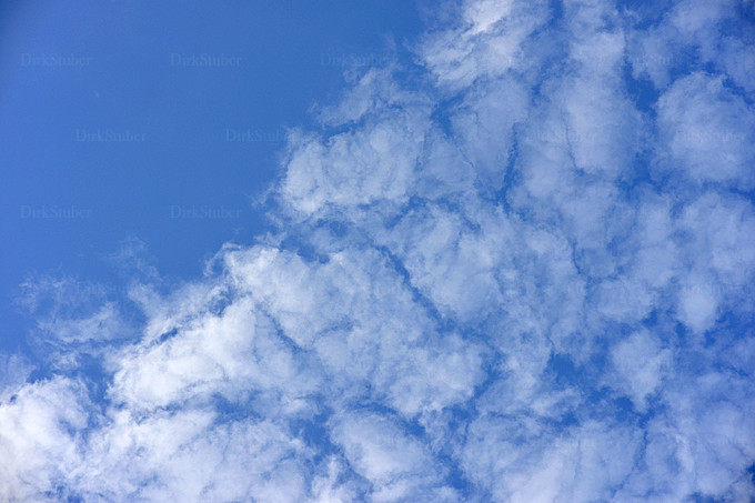 Wolkenformation mit Altocumuli am Rogen in Schweden