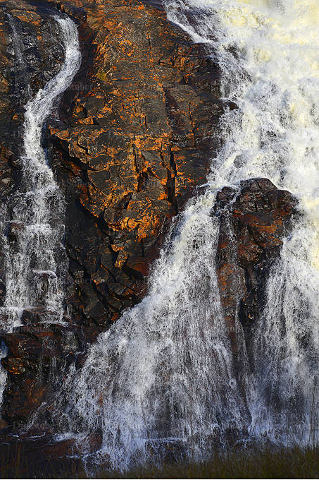 Wasserfall mit Felsformationen