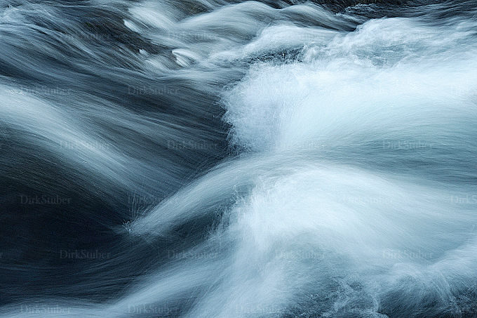 Elemente im Fluss – Ein reißenden Fluss mit langer Belichtung fotografiert
