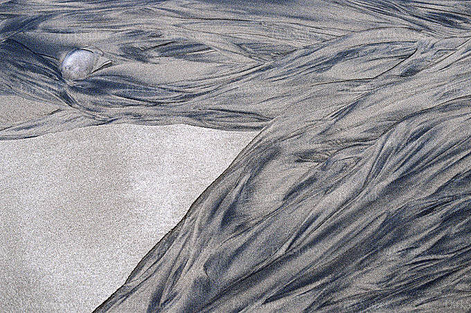 Fließspuren am Strand