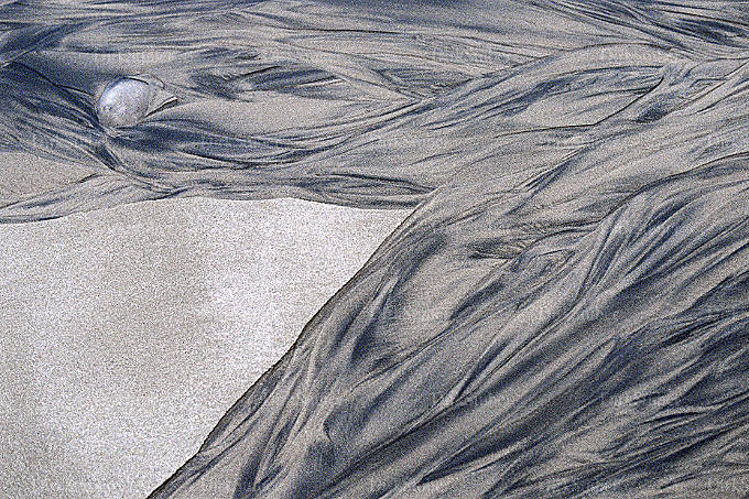 Fließspuren am Strand
