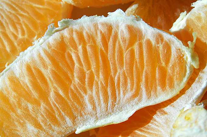 Orangenstück mit sichtbarer Struktur der Saftschläuche