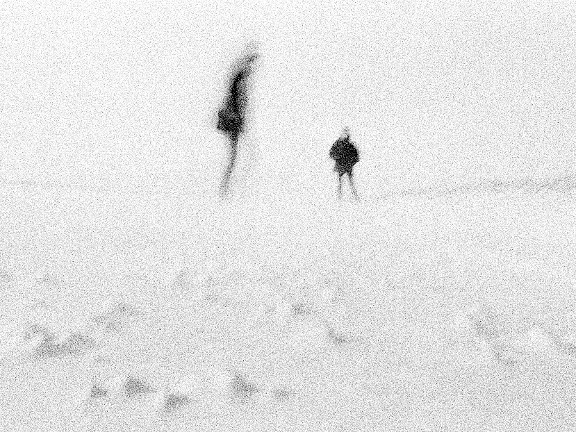 Nordseestrand Schwarzweißfotografie mit zwei Personen